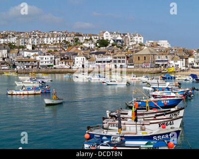 Boote in St Ives Harbour, Cornwall UK Stockfoto