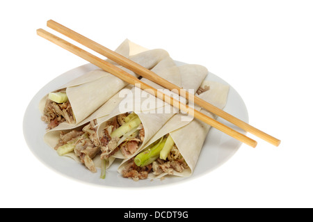 Chinesische knusprige Ente Pfannkuchen mit Stäbchen auf dem Teller isoliert gegen weiß Stockfoto