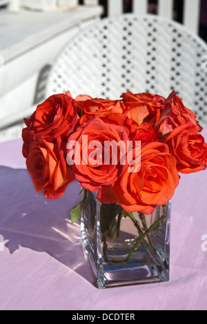 rote rose "Grand" in der transparenten Glasvase als Dekoration der Hochzeitstafel Stockfoto