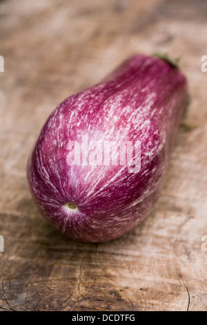 Aubergine-Graffiti auf eine Holzoberfläche. Stockfoto