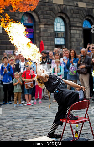 Edinburgh Fringe Festival , 15. August 2013, Hix, Japanese Street Performer beugt sich rückwärts, um Feuerball zu blasen, um das Publikum auf der Royal Mile, Schottland, zu unterhalten Stockfoto