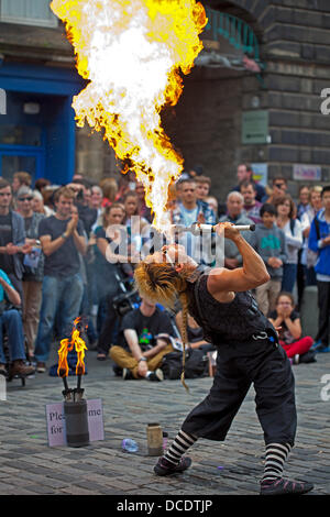 Edinburgh Fringe Festival , 15. August 2013, Hix, Japanese Street Performer beugt sich rückwärts, um Feuerball zu blasen, um das Publikum auf der Royal Mile, Schottland, zu unterhalten Stockfoto