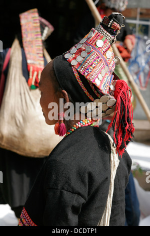 Ethnische Akha-Frau in der Stammes-Dorf in der Nähe von Phongsali, Laos Stockfoto