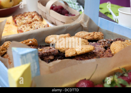 Frisches Obst und Kekse auf dem display Stockfoto