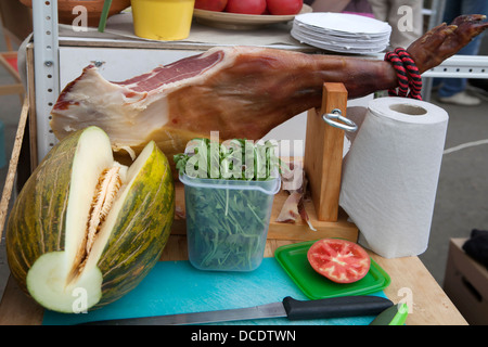 Iberischer Schinken mit einer Platte aus Scheiben Schinken. Typisch Spanisch Stockfoto