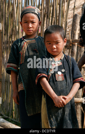 Ethnische Akha Kinder Tracht in Stammes-Dorf in der Nähe von Phongsali, Laos Stockfoto