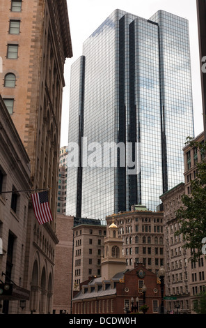 Blick von der Old State House, Boston, durch moderne Hochhäuser in den Schatten gestellt. Stockfoto