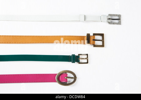 Gürtel. Reihe von verschiedenen Ledergürtel auf weißem Hintergrund Stockfoto