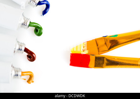 Acrylfarben in Tuben und Bürsten isoliert auf weiss Stockfoto
