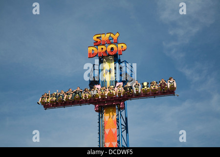 Sky Drop Freifall Schwerkraft Kirmes Fahrt Vergnügen Strand Great Yarmouth Norfolk England Stockfoto