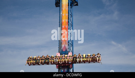 Sky Drop Freifall Schwerkraft Kirmes Fahrt Vergnügen Strand Great Yarmouth Norfolk England Stockfoto