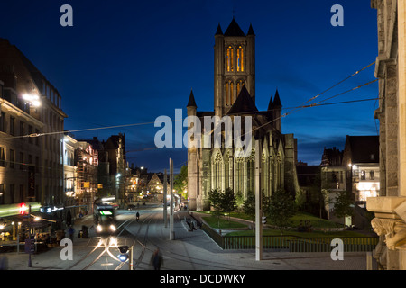 Die Sankt-Nikolaus-Kirche / Sint Niklaaskerk nachts im historischen Zentrum von Gent, Ost-Flandern, Belgien Stockfoto