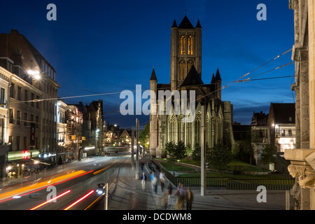 Die Sankt-Nikolaus-Kirche / Sint Niklaaskerk nachts in der Altstadt von Gent, Ost-Flandern, Belgien Stockfoto