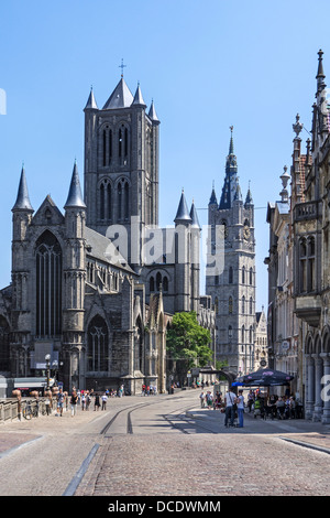 Die Sankt-Nikolaus-Kirche / Sint Niklaaskerk und Glockenturm im historischen Zentrum von Gent, Ost-Flandern, Belgien Stockfoto