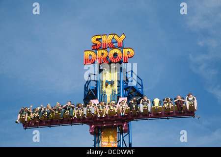 Sky Drop Freifall Schwerkraft Kirmes Fahrt Vergnügen Strand Great Yarmouth Norfolk England Stockfoto