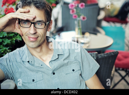 Erwachsenen Mannes ruht in dem berühmten café Stockfoto