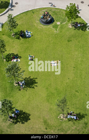 Luftbild auf Menschen Sonnen und sitzen im Schatten der Bäume im kleinen grünen Stadtpark an einem heißen Tag im Sommer Stockfoto