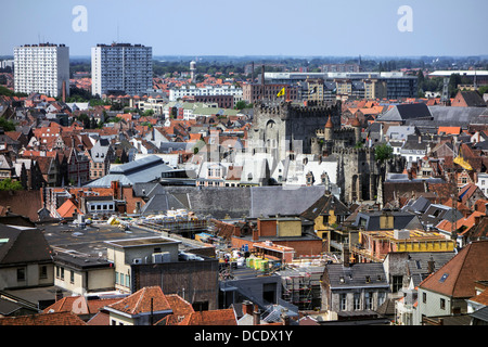 Blick über Häuser, Wohnungen und Meadieval Gravensteen / Schloss der Grafen im historischen Stadtzentrum von Gent, Belgien Stockfoto