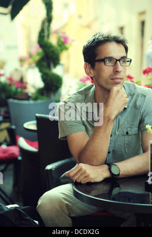 Nachdenkliche, gut aussehender Mann sitzen im restaurant Stockfoto