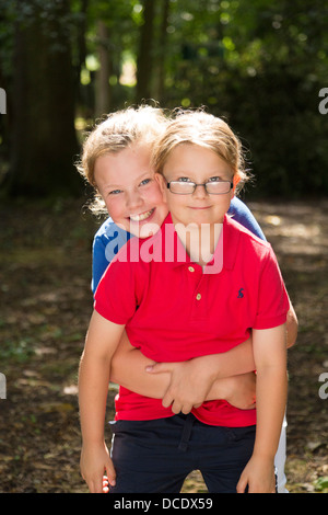 zwei Mädchen / Schwestern spielen im freien Stockfoto