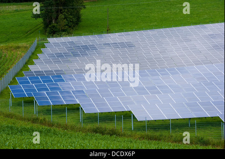 Sonnenkollektoren in einem Feld in Süddeutschland Stockfoto