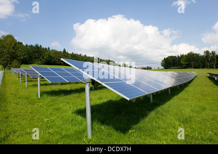 Sonnenkollektoren in einem Feld in Süddeutschland Stockfoto