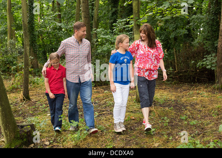 Familie zu Fuß durch den Wald / Wald Stockfoto