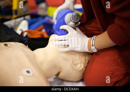 Sanitäter zeigt CPR an dummy Stockfoto
