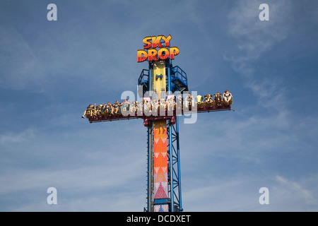 Sky Drop Freifall Schwerkraft Kirmes Fahrt Vergnügen Strand Great Yarmouth Norfolk England Stockfoto