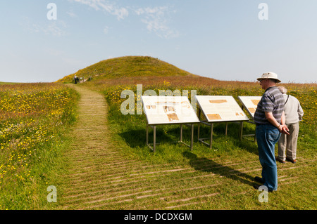 Touristen bei Maes Howe gekammert Grab auf dem Festland, Orkney. Stockfoto