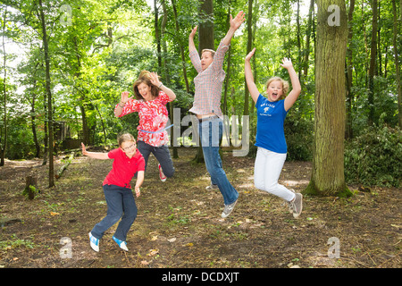 Familie sprang in die Luft im freien Stockfoto