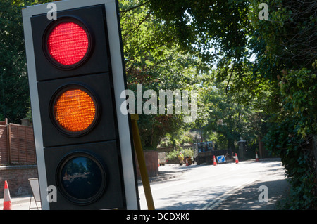 Temporäre Ampel an Baustellen zeigen rote und gelbe Lichter. Stockfoto