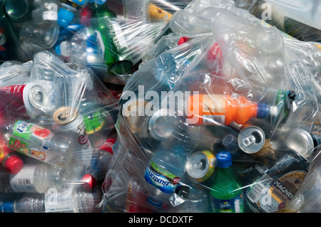 Kunststoff-Flaschen und Dosen verpackt in durchsichtigen Kunststoff für das recycling. Stockfoto