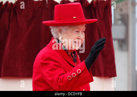 Die britische Königin Elizabeth II. bei der Wiedereröffnung des restaurierten Cutty Sark Stockfoto