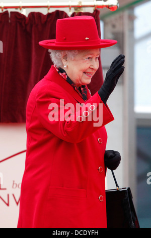 Die britische Königin Elizabeth II. bei der Wiedereröffnung des restaurierten Cutty Sark Stockfoto