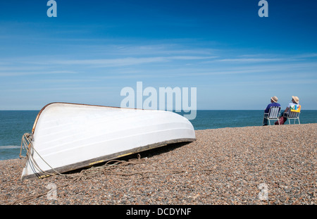 Älteres Paar auf Weybourne Beach, North Norfolk, england Stockfoto