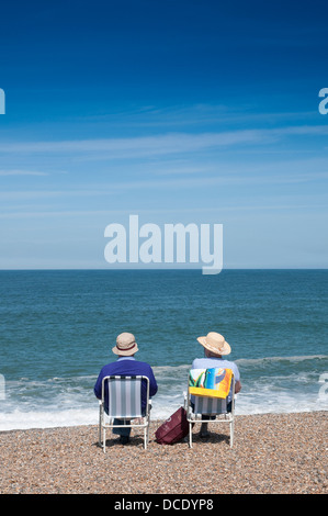 Älteres Paar auf Weybourne Beach, North Norfolk, england Stockfoto