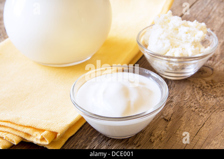 Frische Milchprodukte: saure Sahne (Joghurt) in Glasschale hautnah, horizontale Stockfoto