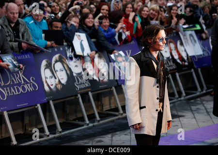 US-Schauspieler Johnny Depp kommt auf dem roten Teppich der UK-Premiere des Films "Dark Shadows" in London am 9. Mai 2012 zu besuchen. Stockfoto