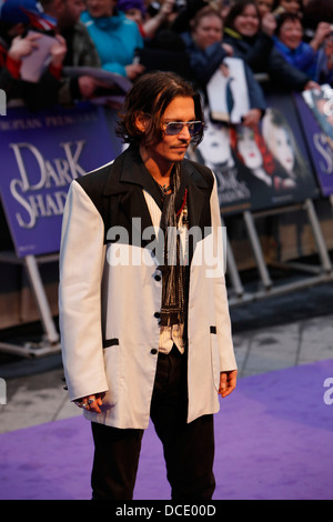 US-Schauspieler Johnny Depp kommt auf dem roten Teppich der UK-Premiere des Films "Dark Shadows" in London am 9. Mai 2012 zu besuchen. Stockfoto