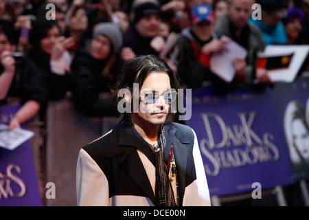 US-Schauspieler Johnny Depp kommt auf dem roten Teppich der UK-Premiere des Films "Dark Shadows" in London am 9. Mai 2012 zu besuchen. Stockfoto