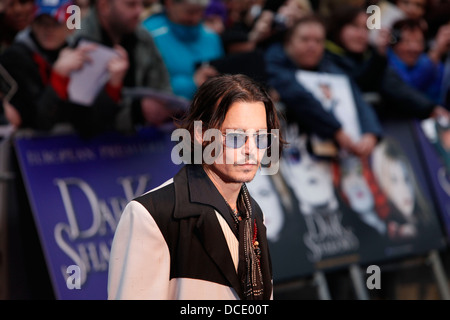 US-Schauspieler Johnny Depp kommt auf dem roten Teppich der UK-Premiere des Films "Dark Shadows" in London am 9. Mai 2012 zu besuchen. Stockfoto