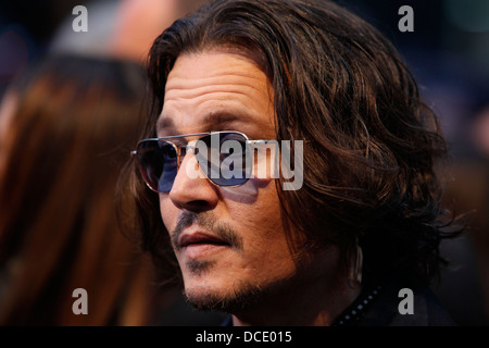US-Schauspieler Johnny Depp kommt auf dem roten Teppich der UK-Premiere des Films "Dark Shadows" in London am 9. Mai 2012 zu besuchen. Stockfoto