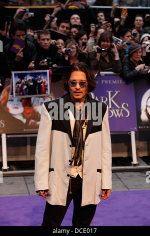 US-Schauspieler Johnny Depp kommt auf dem roten Teppich der UK-Premiere des Films "Dark Shadows" in London am 9. Mai 2012 zu besuchen. Stockfoto