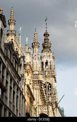 Mittelalterlichen gotischen Fassaden der Grand Place in Brüssel bei Sonnenuntergang im bewölkten Tag Stockfoto