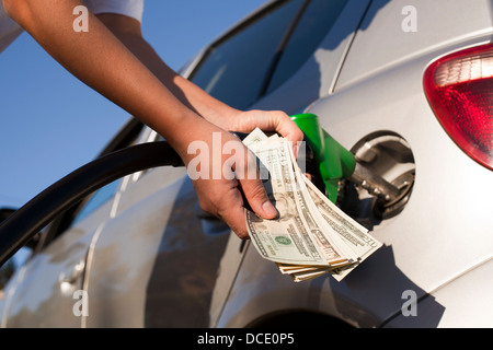 Fahrzeug an Tankstelle tanken Stockfoto