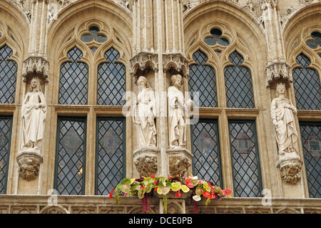 Realistische gotischen Statuen der mittelalterlichen Könige und Königinnen, die Fassade am Grand Place in Brüssel, Belgien mit Blumen dekorieren Stockfoto