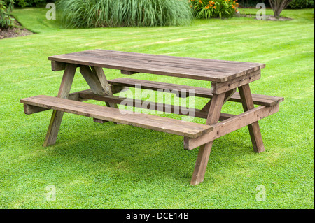 Picknick oder im Garten Bank auf einer Wiese Stockfoto