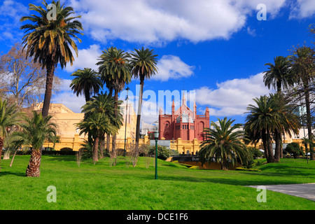 Recoleta Kulturzentrum mit Rasen und Palmen, Buenos Aires, Argentinien Stockfoto