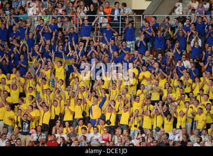 Moskau, Russland. 15. August 2013. Unterstützer der Ukraine jubeln auf der Tribüne während der Abendveranstaltungen bei den 14. Weltmeisterschaften in der Leichtathletik im Luzhniki-Stadion in Moskau, Russland, 15. August 2013. Foto: Bernd Thissen/Dpa/Alamy Live News Stockfoto